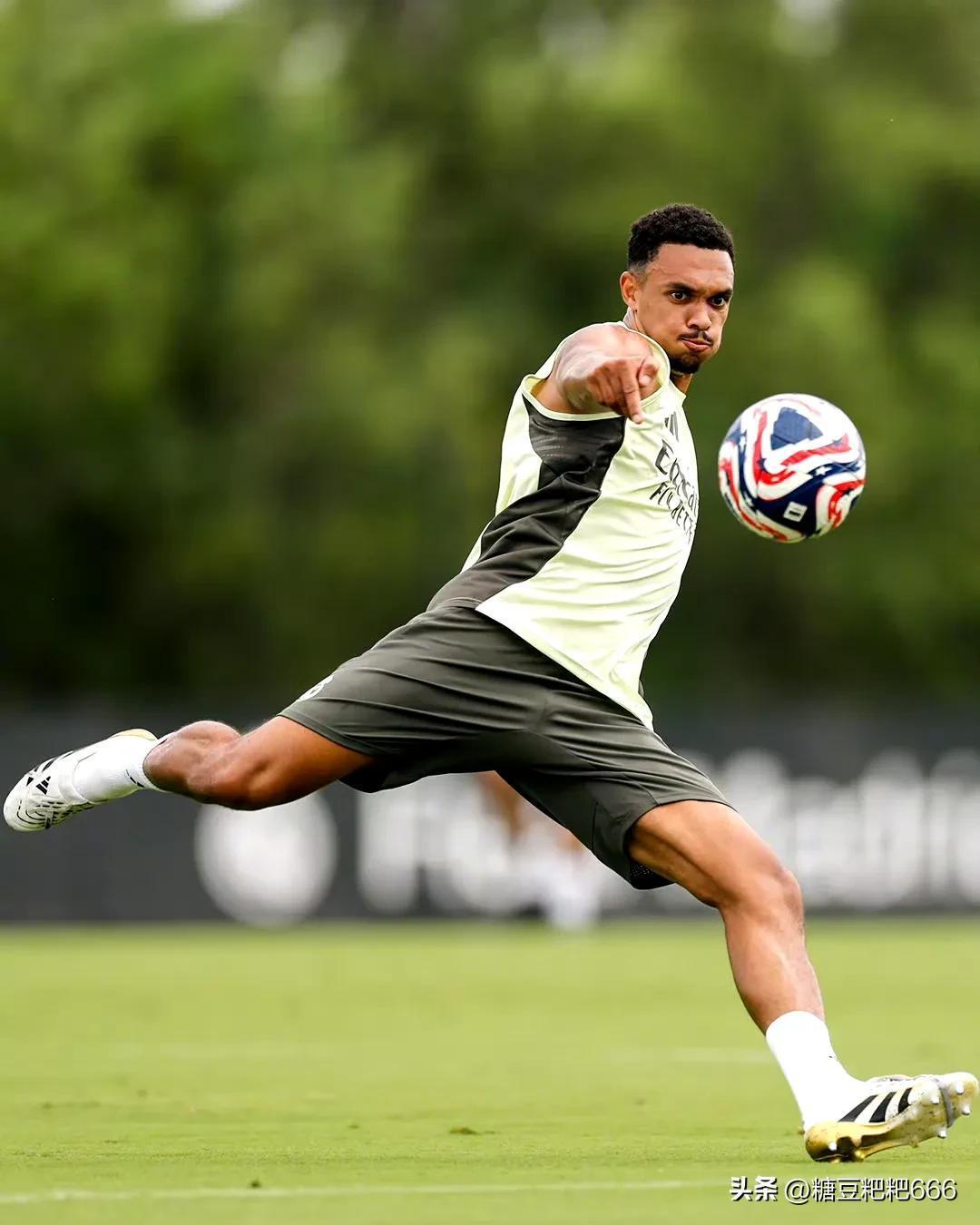 南宫28关于皇家马德里训练开放日；赛前状态回暖引欢呼；德国杯在即；纪律约束更严格的信息