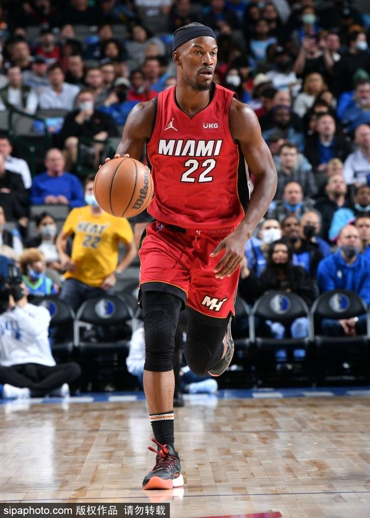 NG28包含刚刚！清晨瓦伦西亚调整名单以备意甲巴特勒在独行侠比赛中悬念迭起，赛后门线救险引欢呼的词条