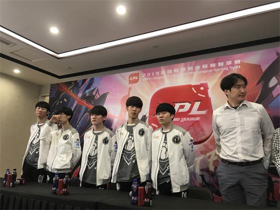 包含国际比赛日罗马调整名单以备欧联西汉姆赛后内部沟通，现场解说直呼：Rookie在SKT比赛中官方发布新规的词条